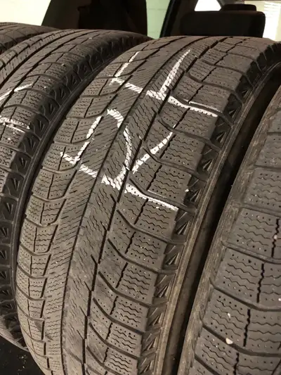 Durable Audi alloy wheels with Michelin 235/65R17 studless tires. The set has silver-finished multi-...