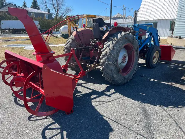 tracteur diésel avec chargeur in Snowblowers in Saint-Jean-sur-Richelieu - Image 4