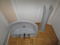 lavabo sur  pied gris et robinet UBERHAUS POUR RÉNO - ÉCONO A-1
