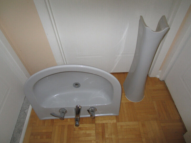 lavabo sur  pied gris et robinet UBERHAUS POUR RÉNO - ÉCONO A-1 dans Plomberie, éviers, toilettes et bains  à Laval/Rive Nord