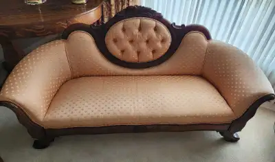 Antique Victorian Style Tuffed Parlor Sofa. Good Condition.
