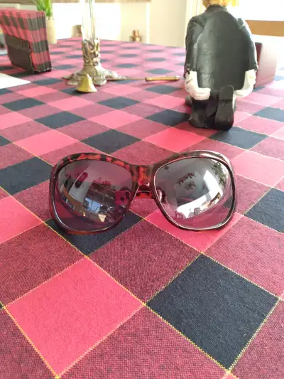 MAKE ME AN OFFER... Ladies NO NAME Sunglasses. NEW NEVER WORN. $5.00 or best offer. Thank you.