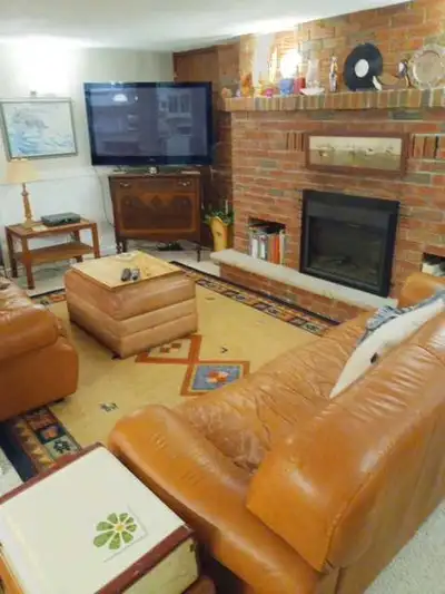 Available Sept 1st. Cable, wifi, heat, hydro, water+ laundry INCLUDED. Warm and cozy apartment. Clos...
