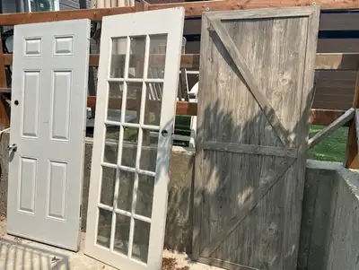 Trois portes a vendre, View more