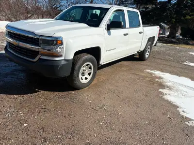 2016 Silverado. 160km. 4.3L V6 4x4. Great on gas. Perfect work truck. Tires like new also. $21,000....