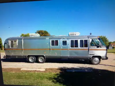 1986 Airstream 34.5 ft 7.4 l engine low hrs on Honda water cooled generator. New engine. new tires....