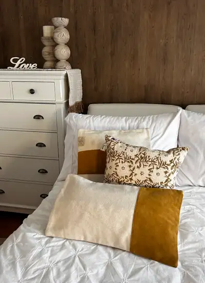 Améliorez votre décor avec cet ensemble de coussins décoratifs, comprenant un mélange de textures et...