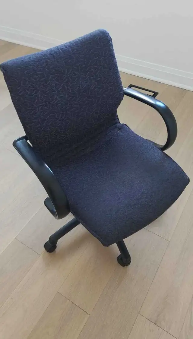 Office Chair in Chairs & Recliners in Markham / York Region - Image 2