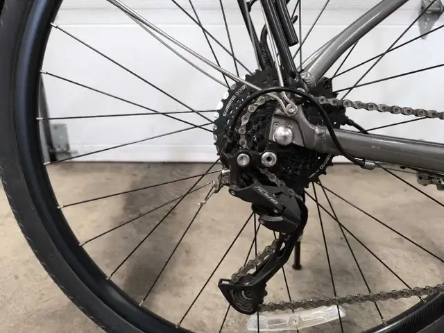 Vélo Hybride Giant Scape Disc 1 Hybrid Bicycle, Taille/Size S in Road in City of Montréal - Image 8