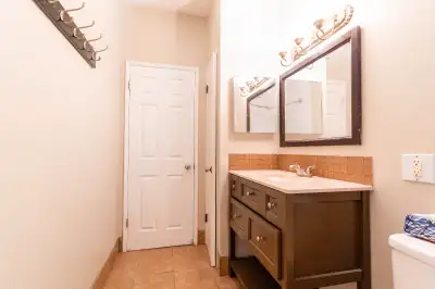 *Main Floor* Room for Rent - Close to Downtown!
