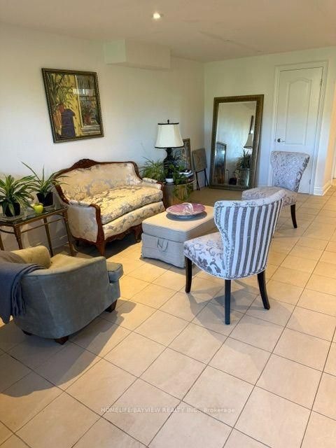 Beautiful 2 Bedroom Walk out Basement in Thornhill for Rent !! 2