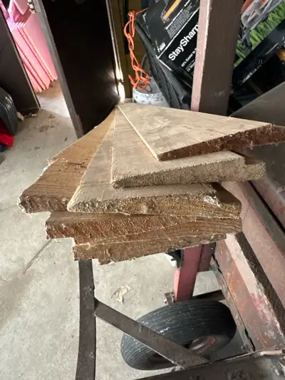 Déclin de pin, planches de 7 à 8 pi de long x 4,5 po de largeur, View more