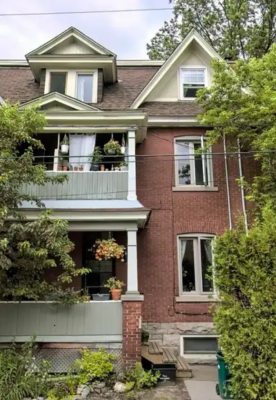 Looking for a cozy and convenient place to call home? This 1-bedroom apartment is located on the thi...