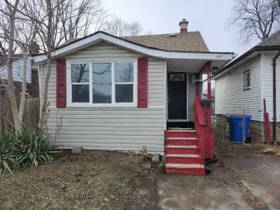 Full house for rent directly from the owner. Immediately Windsor ON. 3 Beds 1 Bath full house with u...