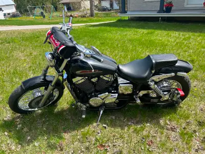 A voir, Beau petit shadow Spirit 750 / année 2002 a carburateur (très fiable ), excellente condition...