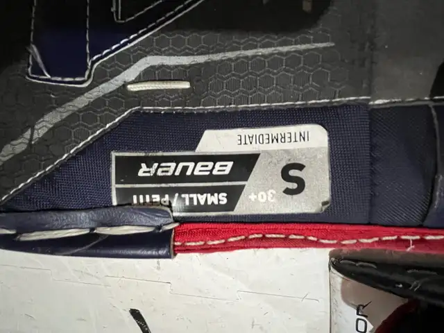 Bauer 3x Int S 30+1 goalie pads, blocker and catcher in Hockey in Barrie - Image 7