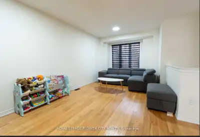 A townhouse 3 bedrooms 2.5 was rooms available for rent from April 10th