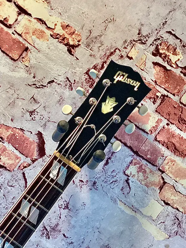 Gibson Southern Jumbo Sunburst - 2001 in Guitars in Oakville / Halton Region - Image 6