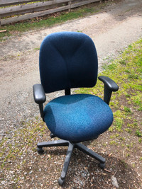 Fully adjustable office chair