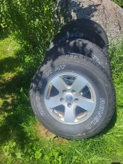 Used tires on rims Size 265 / 65 R17 Text 705 312-6112