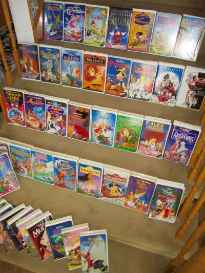 Immense collection de cassettes "VHS" des classiques de DISNEY incluant: LA ROI LION, BLANCHE NEIGE,...