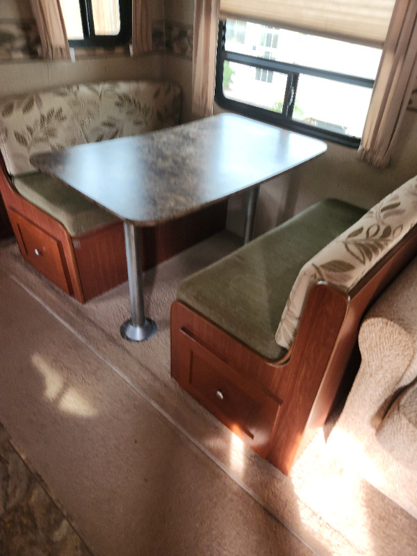 Zinger Fifth Wheel ZF25BH for sale in Travel Trailers & Campers in Oakville / Halton Region - Image 2