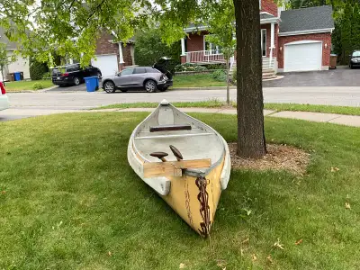 Voici un canot RADISSON idéal pour vos aventures sur l'eau! Ce canot usagé est prêt à naviguer et à...