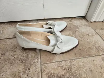 Size 8.5 white leather lady shoes, View more