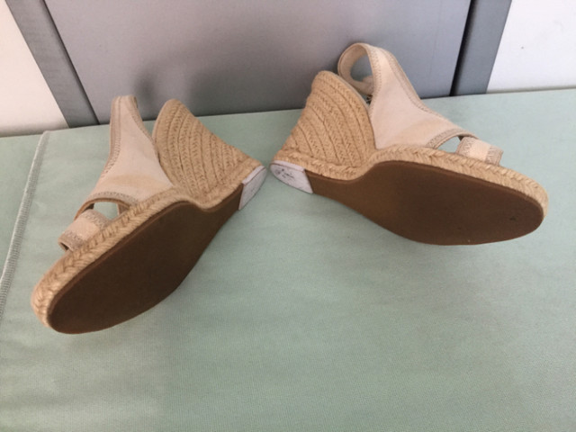 Banana Republic Beige 4" High Wedge Sling Back Sandals - Size 7 in Women's - Shoes in City of Toronto - Image 3