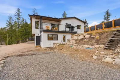 Modern Home with Mountain Views, Studio Suite, Double Garage & Tons of Parking Beautiful modern fami...