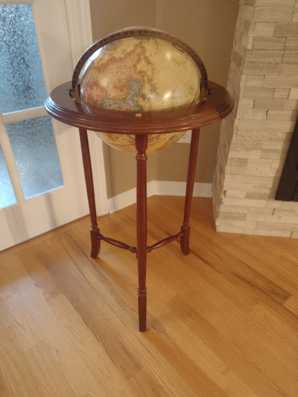 Globe Terrestre océan antique sur base de bois dans Art et objets de collection  à Laurentides - Image 4