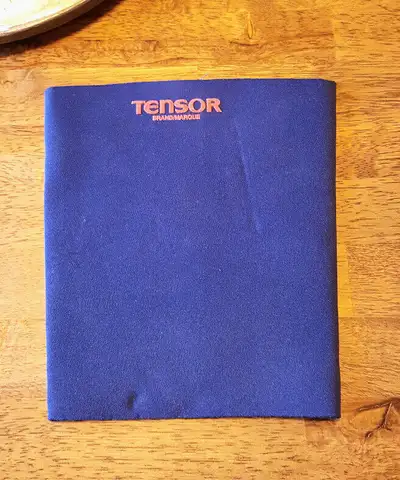 Tensor knee brace. Size medium. If interested, text 1-306-280-7196 or contact via Kijiji messages.