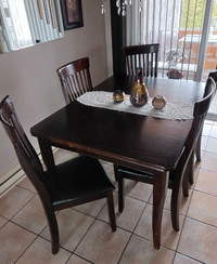 Table et 5 Chaises de cuisineEn bois brun   les chaises cuirette