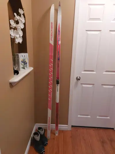 FISCHER CROSS COUNTRY SKIS & SALOMON BINDINGS 196 CM / WOMEN'S BOOTS SIZE 8 EXCELLENT CONDITION!