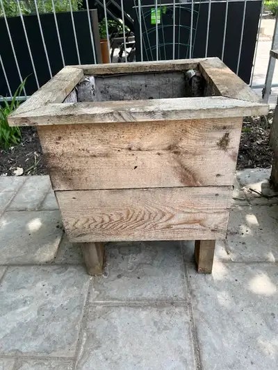 DEUX bacs de pruche identiques pour fleurs ou potager. Construit à la main. Intérieur 16X16 pouces....