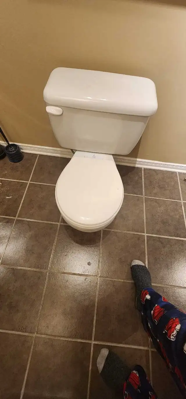 Standard toilet  in Plumbing, Sinks, Toilets & Showers in Gatineau - Image 3