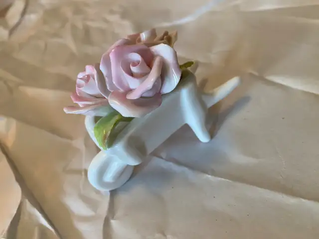 Coalport Bone China Figurine in Arts & Collectibles in Mississauga / Peel Region - Image 3