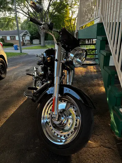 Prix spécial août. Je vends ma Harley-Davidson Softail Fat Boy 2011, une moto robuste et iconique qu...