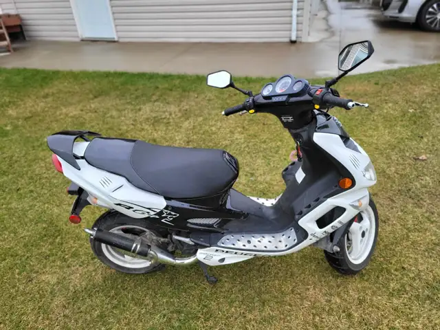 Peugeot Scooter 2T- 50 cub cm in Scooters & Pocket Bikes in Portage la Prairie - Image 5