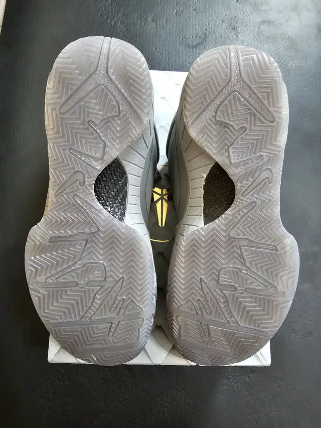 Kobe 4 Fade to Black size 8 in Men's Shoes in Mississauga / Peel Region - Image 7