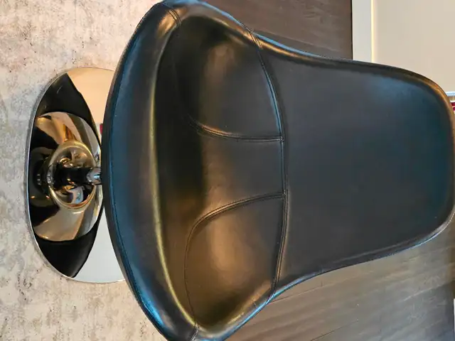 Vintage Tirup Swivel Chair ..Chrome and Black leather in Chairs & Recliners in Delta/Surrey/Langley - Image 5