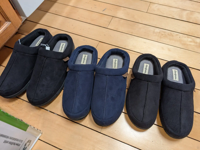 Slippers, Men's, "Dearfoams"..NEW..REDUCED..$12.00