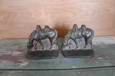 Hi. I have a pair of vintage horse bookends for sale. They show light wear throughout. The bookends...