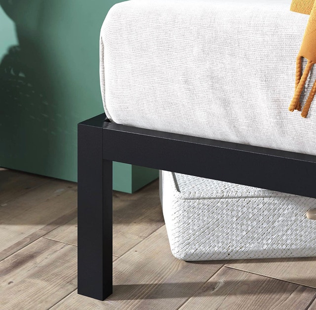 ZINUS Mia Metal Platform Bed Frame with Headboard, Queen Beds