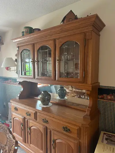 Beautiful oak dining set, come with the table, eight chairs and a leaf to extend table further as we...