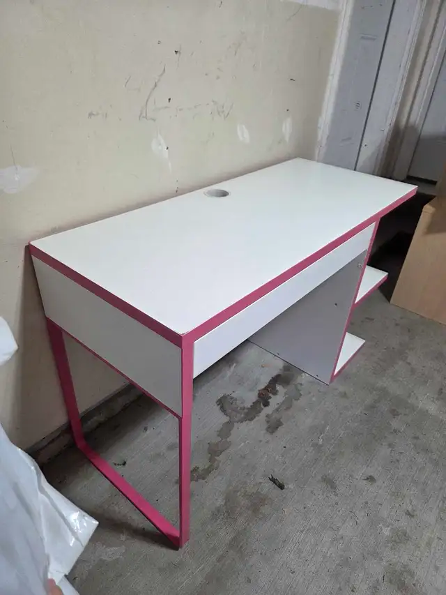 Desk Pink White in Desks in Ottawa - Image 4