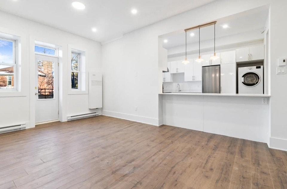 X-Large 1 bed, 1 bath fully renovated near Villa Maria Metro 2