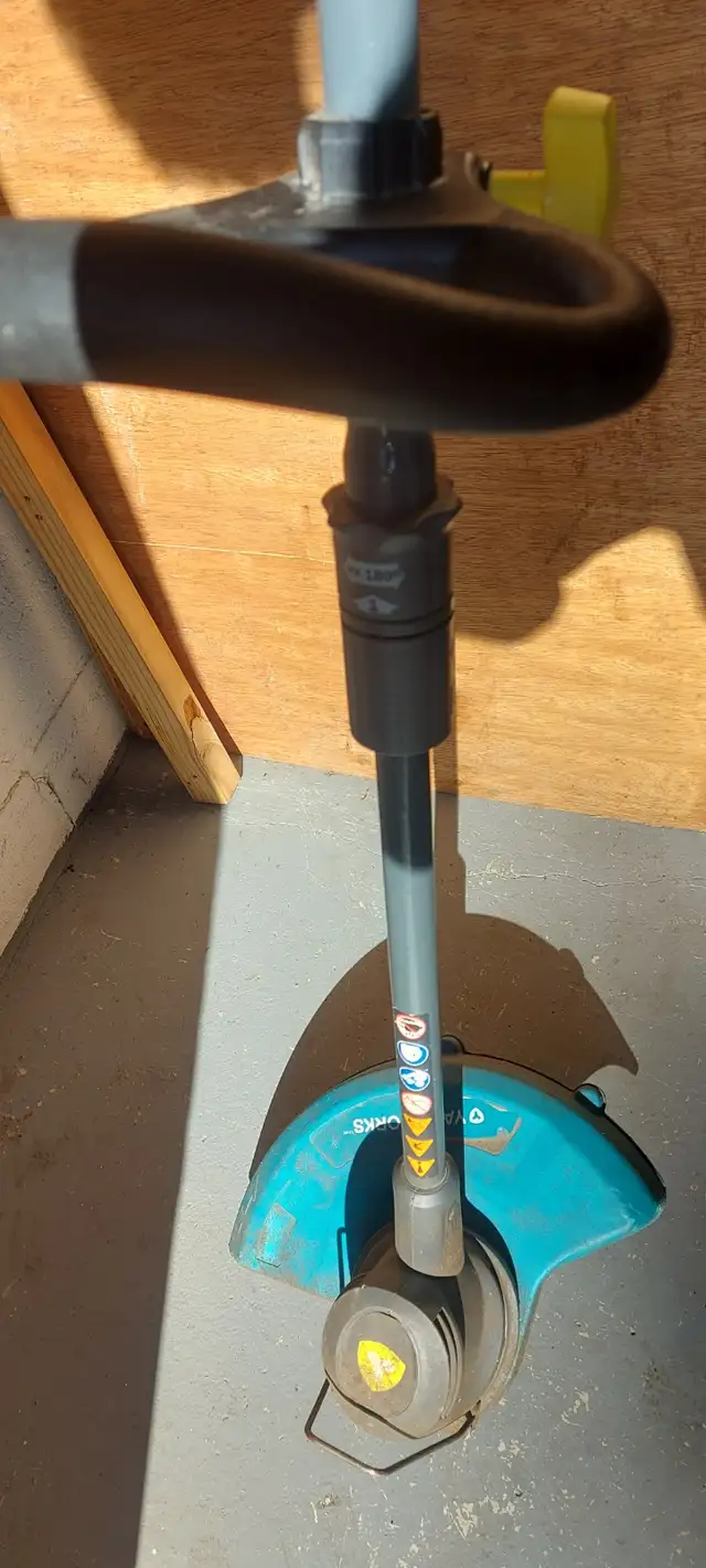Yardworks Cordless Grass Trimmer - 20V Lithium Battery in Lawnmowers & Leaf Blowers in Barrie - Image 2
