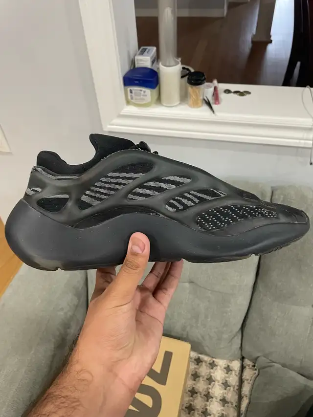 Adidas Yeezy 700 V3 Alvah - Size 11.5 in Men's Shoes in Mississauga / Peel Region - Image 8