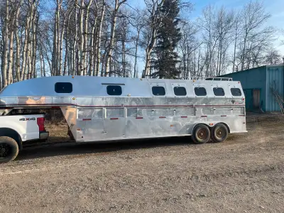 2000 heartland 4 horse with dividers and dressing room This trailer is in excellent condition very w...